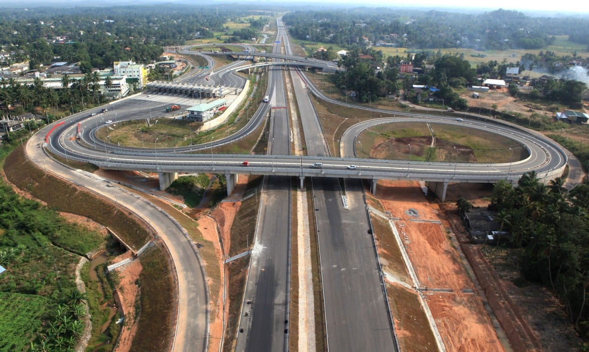 Sri Lankan Transport Options for Foreigners : Learn how to navigate the island's extensive road, rail, and aviation network efficiently.